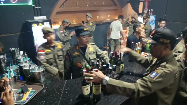 Instruksi Bupati Serang Mulai Dijalankan, Satpol PP Sita 682 Botol Miras dari Tempat Hiburan Malam